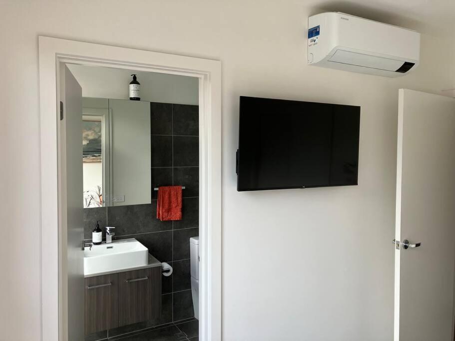 Private Room & Ensuite, In Shared Modern 2 Level Apartment - Full Use Of All Facilities Geelong Exterior photo